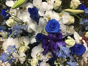 青いバラと、胡蝶蘭が入った豪華なお誕生日のアレンジメント