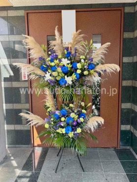 青いバラを入れたスタンド花1