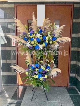 青いバラを入れたスタンド花2